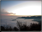 foto Colline nella nebbia al Tramonto